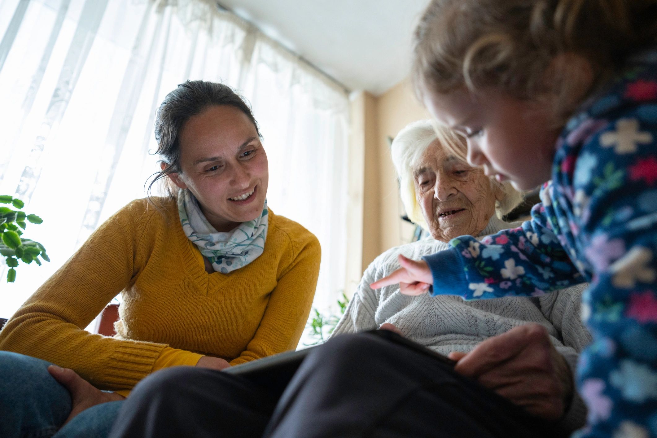 Family member sharing a positive experience with senior care support